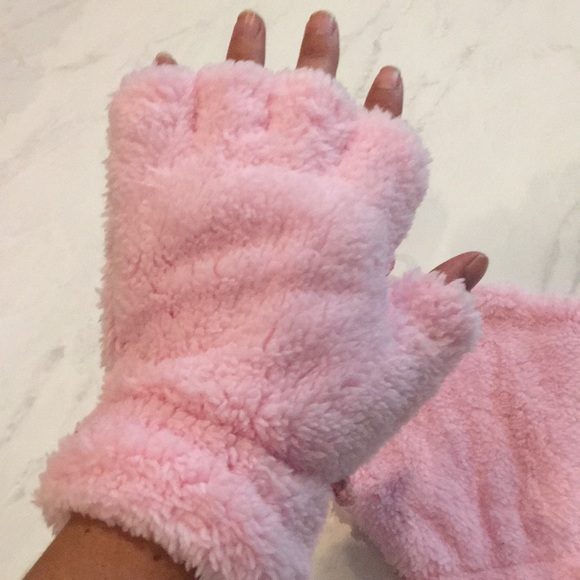 Pink fuzzy fingerless gloves - Picture 4 of 4